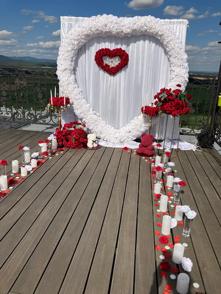 Kvetinové srdce na terase a cesta zo sviečok a lupeňov
