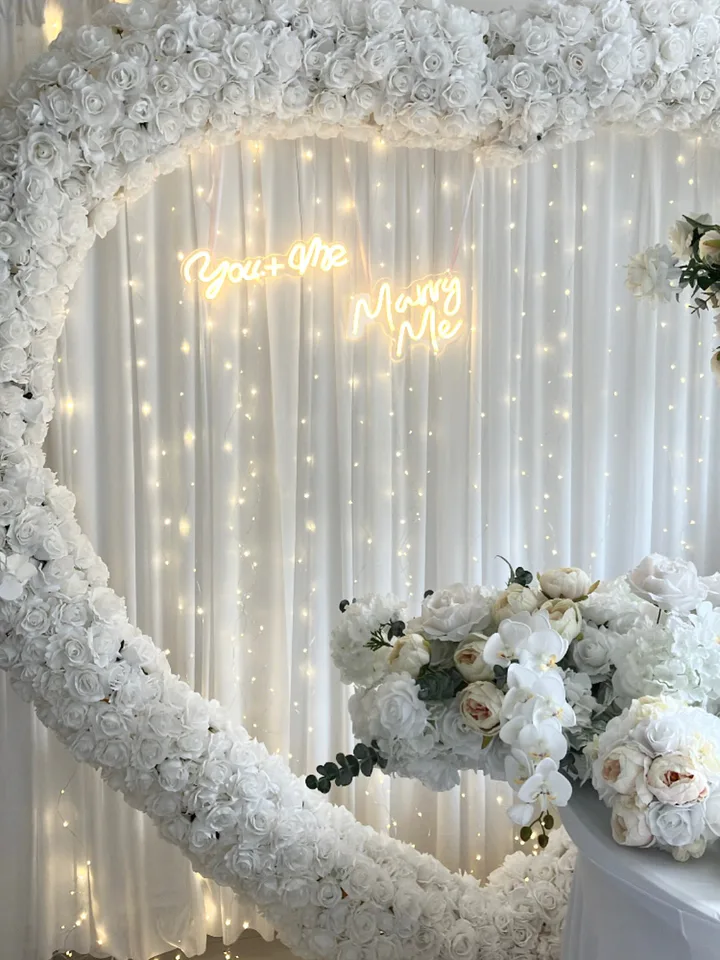 Biele srdce s nápismi You + Me a Marry Me